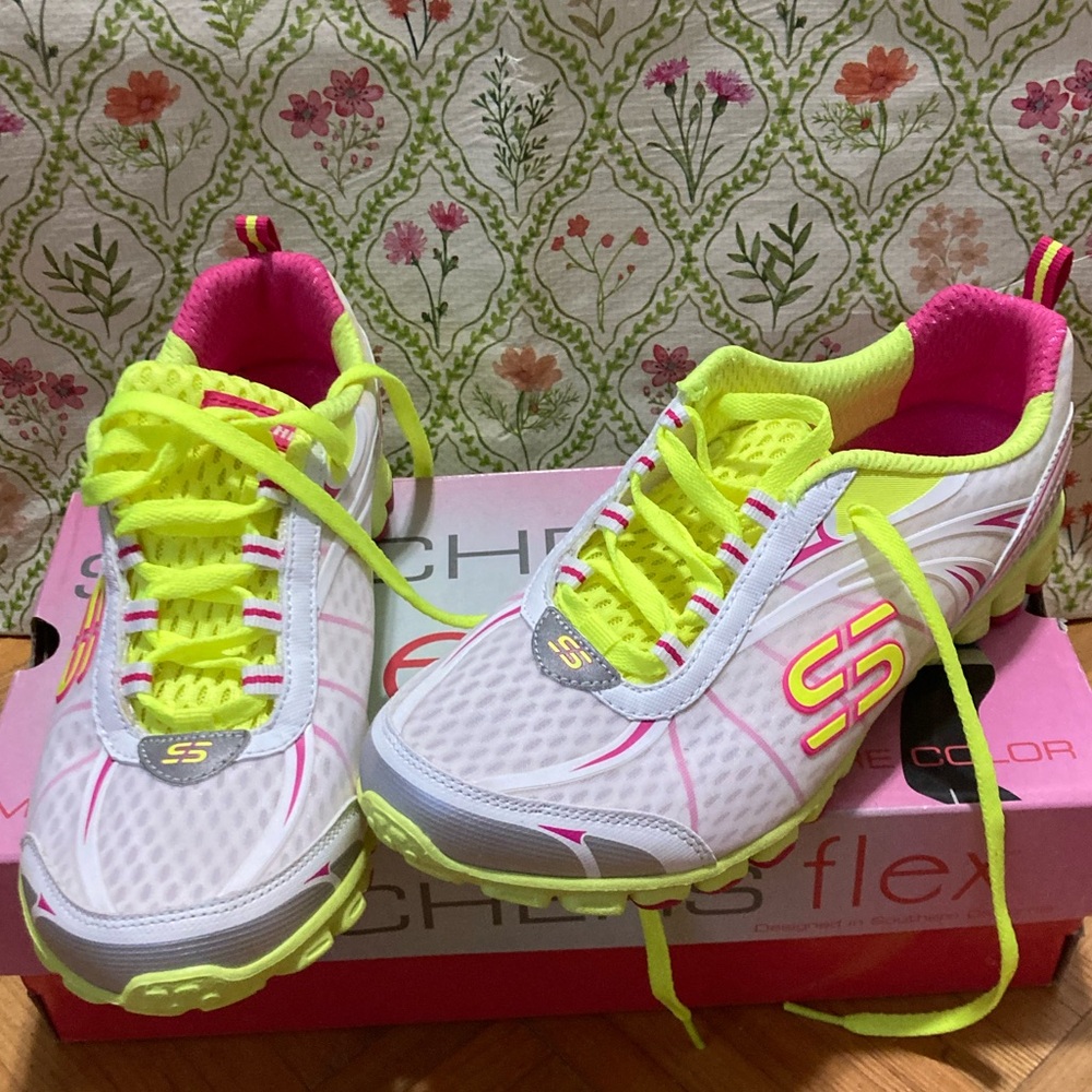 SKECHERS flex running shoes. New in box from 2013